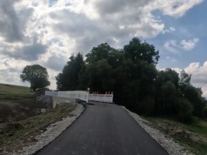 Mehr über den Artikel erfahren Steinerne Brücke in Dickenreishausen inoffiziell wieder begehbar: Wichtiges Bauwerk saniert